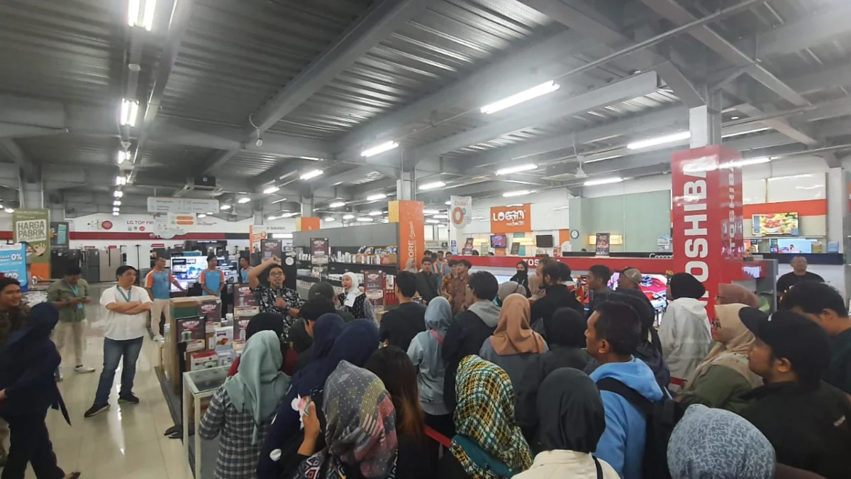 Ratusan Warga Berburu Barang Elektronik Seharga Rp25 Ribu di Log In Megastore Cimindi Log In Megastore Cimindi