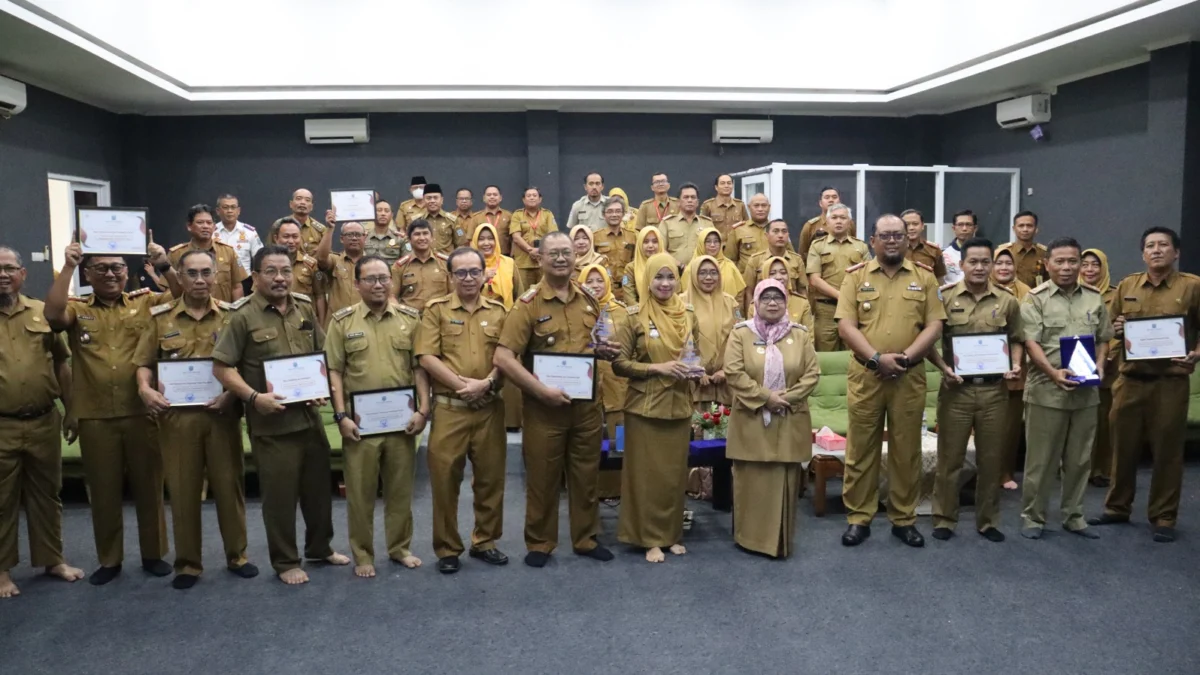 Peringatan Hari Antikorupsi Sedunia, Disdukcapil Kota Banjar Raih Dua Penghargaan Pj Wali Kota Banjar Hj Ida Wahida Hidayati berfoto bersama jajaran usai menyerahkan penghargaan kepada OPD-OPD di Kota Banjar dalam rangka Hakordia, di ruang Dinas Perpustakaan Kota Banjar, Senin 2 Desember 2024. (Cecep Herdi/Jabar Ekspres)