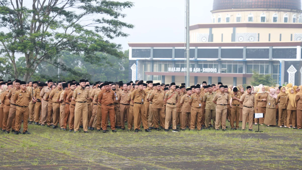 Pj Bupati Bandung Barat Minta ASN Layani Masyarakat dengan Sepenuh Hati ASN Bandung Barat saat mengikuti apel gabungan di lapang Mekarsari, Kecamatan Ngamprah. Senin (2/11). Dok Jabar Ekspres
