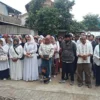 Relawan pendukung Paslon Jeje Richie Ismail dan Asep Ismail saat menggelar doa bersama di depan Kantor Bawaslu KBB. Selasa (3/12). Dok Jabar Ekspres