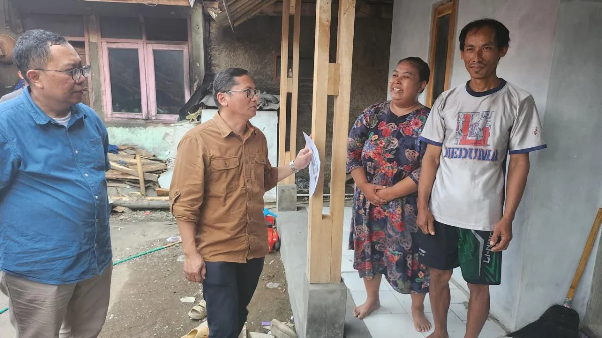 Warga Antusias Terima Bantuan Perbaikan Rutilahu Kepala Disperkim Jabar Dr Indra Maha ST MT melaksanakan monitoring dan evaluasi program rumah tinggal layak huni yang berlokasi di Kelurahan Babakan Jawa Kecamatan Majalengka, baru-baru ini.