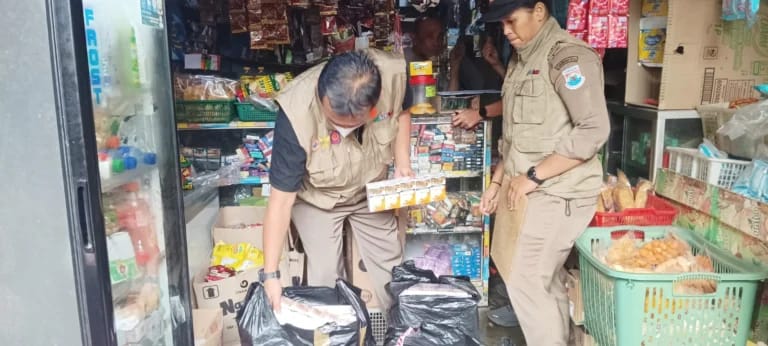 Penerimaan Cukai di Jabar Terganggu Buntut Peredaran Rokok Ilegal Ist. Petugas saat Merazia Rokok Ilegal yang Masih Dijual di Sejumlah Warung di Cimahi (mong)
