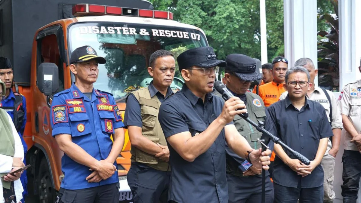 Pemkot Bogor Kirim Bantuan Darurat untuk Korban Banjir di Sukabumi, 10 Personel Disiagakan di Lokasi Bencana Pj Wali Kota Bogor Hery Antasari bersama jajaran saat melepas rombongan pengiriman bantuan kemanusiaan untuk korban banjir Sukabumi, di Plaza Balai Kota Bogor, Kamis (5/11). (Yudha Prananda / Jabar Ekspres)