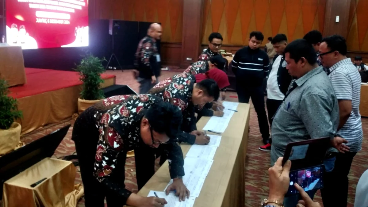 Saksi Haru Dhani Menolak Tanda Tangani Hasil Rekap KPU Kota Bandung Saksi Haru Dhani Menolak Tanda Tangani Hasil Rekap KPU Kota Bandung