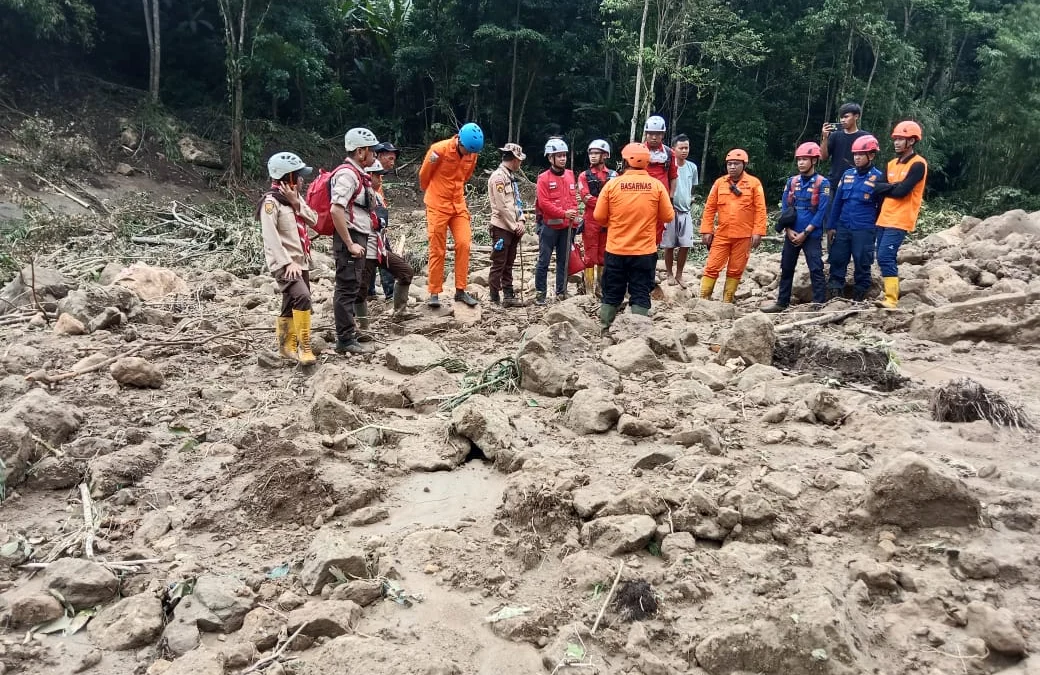 Cari 2 Korban Hilang Tertimbun Longsor di Sukabumi, Kantor SAR Bandung dan Jakarta Dikerahkan Tim SAR Gabungan dari Basarnas Kantor SAR Bandung dan Kantor SAR Jakarta dikerahkan untuk mencari dua korban hilang tertimbun longsor di Kecamatan Tegal Buleud, Kabupaten Sukabumi.