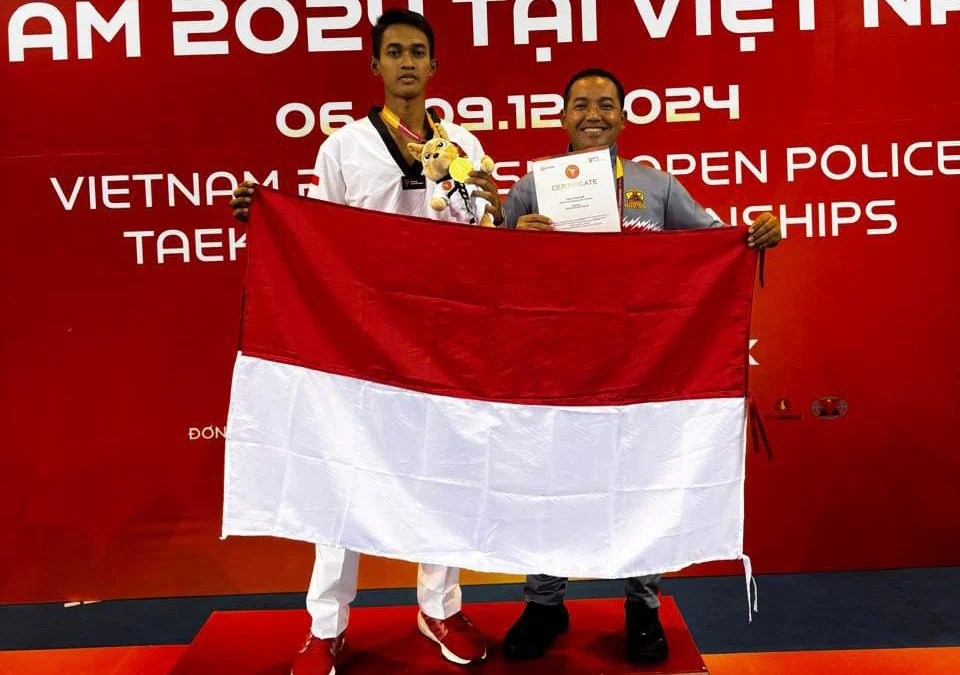Personel Polresta Bogor Bawa Pulang Emas di Ajang Open Police Taekwondo Championship Vietnam Anggota Samapta Polresta Bogor Kota, Bripda Salim Azhar meraih medali emas dalam kejuaraan Police Taekwondo di Vietnam. (Yudha Prananda / Istimewa)