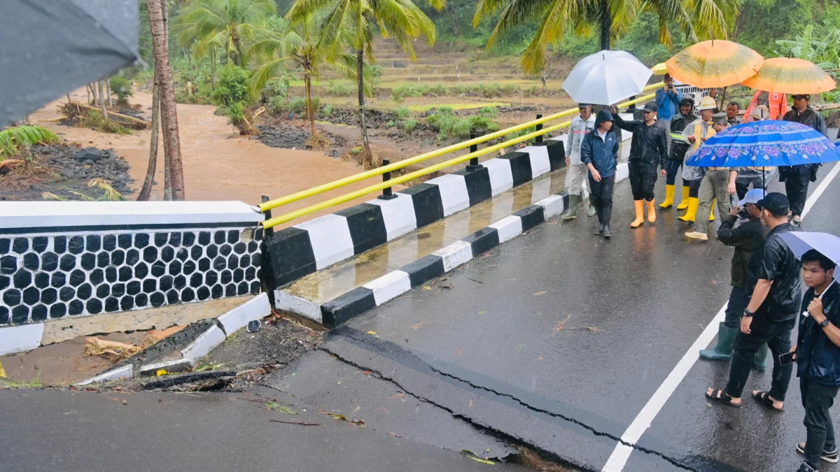 DBMPR Jabar: 4 Jembatan di Sukabumi Rusak Diterjang Banjir dan Longsor Ist. Pj Gubernur Jabar, Bey Machmudin saat tinjau jembatan penghubung usai diterjang banjir di Sukabumi. Dok Humas Jabar.