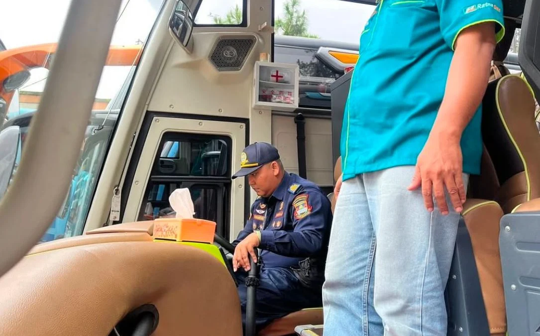 Pastikan Keamanan Mudik Nataru, Kemenhub Gencar Lakukan Ramp Check Bus Petugas dinas perhubungan Bandung Barat saat memeriksa bus pariwisata di Cikole Lembang. Senin (9/12). Dok Jabar Ekspres