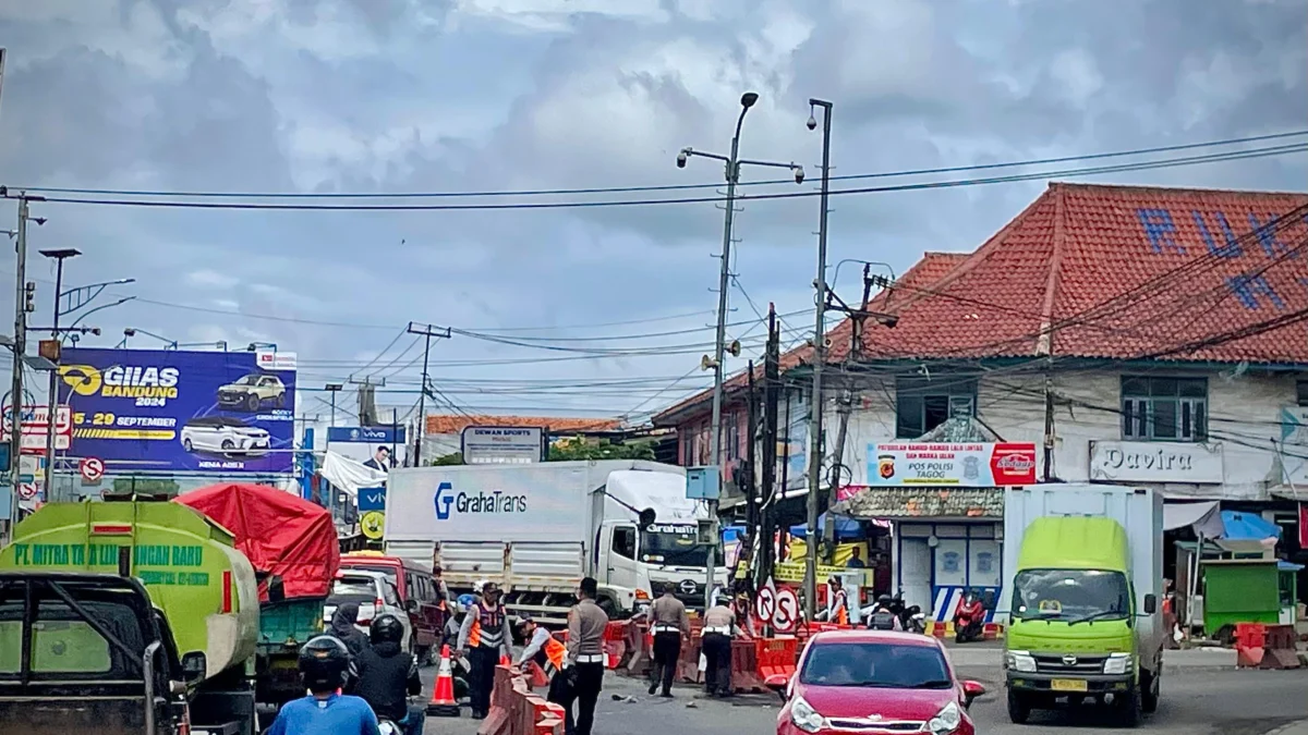 Petugas gabungan saat memasang water barrier semi bundaran di persimpangan Padalarang, Bandung Barat. Selasa (10/12). Dok Jabar Ekspres