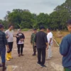 Belum Atasi Banjir di Desa Sindangpakuon Sumedang, PT Yode Pratama Mandiri Baru Berikan Sembako untuk Warga Terdampak Anggota DPRD Kabupaten Sumedang, Asep Kurnia (sepatu kuning) bersama Pemdes dan Bhabinsa Sindangpakuon saat meninjau lokasi terdampak banjir di area Dusun Cikalama RW10.
