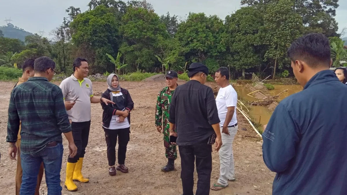 Belum Atasi Banjir di Desa Sindangpakuon Sumedang, PT Yode Pratama Mandiri Baru Berikan Sembako untuk Warga Terdampak Anggota DPRD Kabupaten Sumedang, Asep Kurnia (sepatu kuning) bersama Pemdes dan Bhabinsa Sindangpakuon saat meninjau lokasi terdampak banjir di area Dusun Cikalama RW10.
