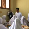 Wapres Gibran Rakabuming Raka saat meninjau program makan bergizi gratis di Muhammadiyah Boarding Scholl, Bogor, Rabu (11/12). (Foto: Sandika Fadilah / Jabar Ekspres)