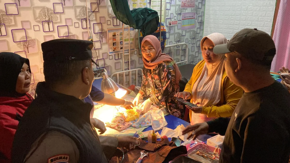 Dengar Tangisan di Kebun, Warga Kaget Temukan Bayi Perempuan Masih Hidup Penemuan bayi perempuan di perkebunan Kampung Biniasih, Kabupaten Bandung Barat
