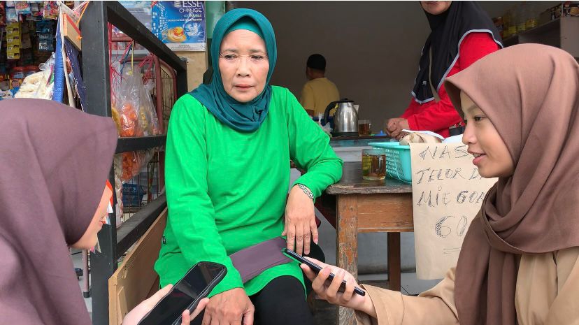 Menilik Kegiatan P5 Kewirausahaan di SMAN 21 Bandung Siswa SMAN 21 Bandung saat melakukan observasi dalam kegiatan P5 terhadap pegiat usaha. (Nizar/Jabar Ekspres)