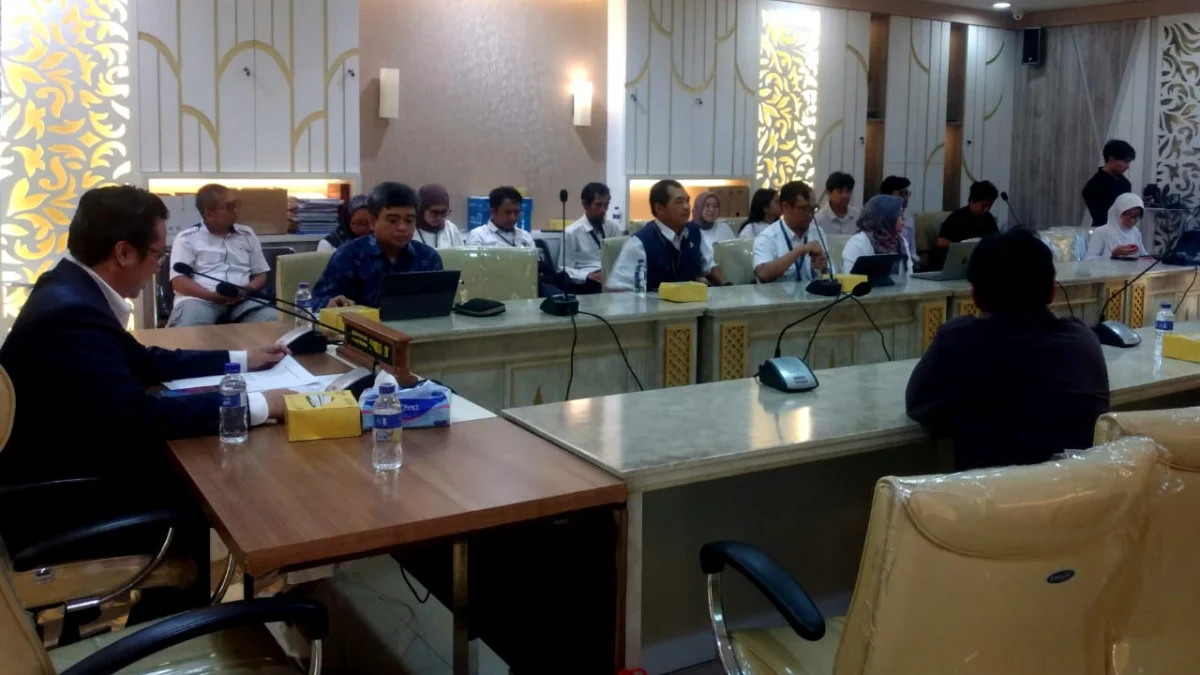Ketua Komisi IV Rizaldy D. Priambodo saat memimpin pertemuan dengan perwakilan Masyarakat Peduli Sarimukti, Rabu (11/12).