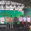 Pj Gubernur Jawa Barat, Bey Machmudin dan Pj Wali Kota Bogor, Hery Antasari bersama jajaran Disparbud dalam acara Helaran Riksa Budaya di Alun-alun Kota Bogor, Rabu (11/12). (Yudha Prananda / Jabar Ekspres)