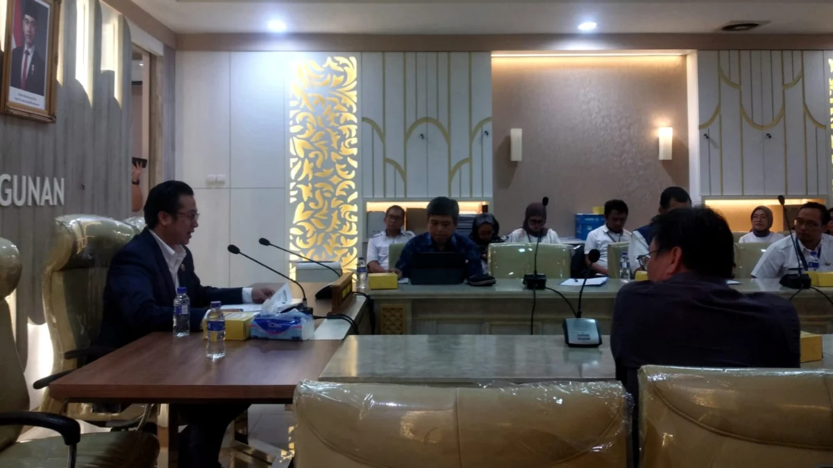 Tak Kunjung Jelas, Ketua Komisi IV DPRD Jabar Bakal Dorong TPPAS Legok Nangka Lewat Jalur Pusat Ketua Komisi IV DPRD Jabar Rizaldy D. Priambodo saat memimpin rapat dengan perwakilan Masyarakat Peduli Sarimukti, Rabu (11/12).