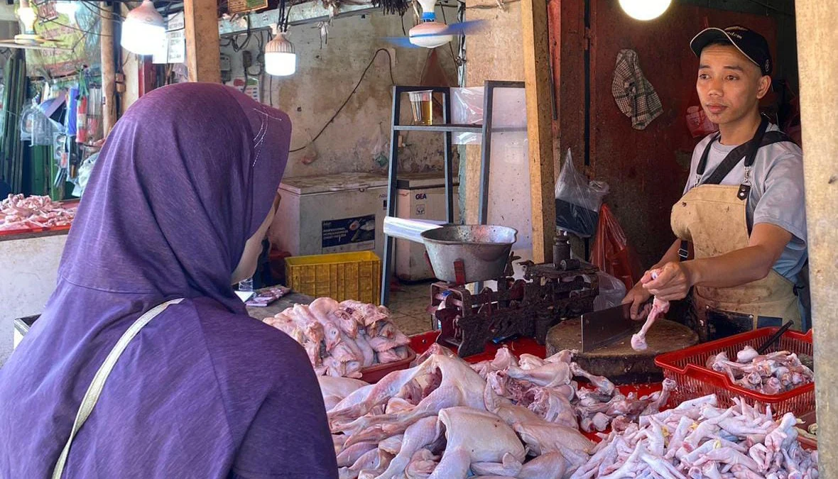 Jelang Nataru, Harga Ayam Potong di Pasar Bogor Merangkak Naik https://jabarekspres.com/wp-content/uploads/2024/12/cvadvadbadbnan.png