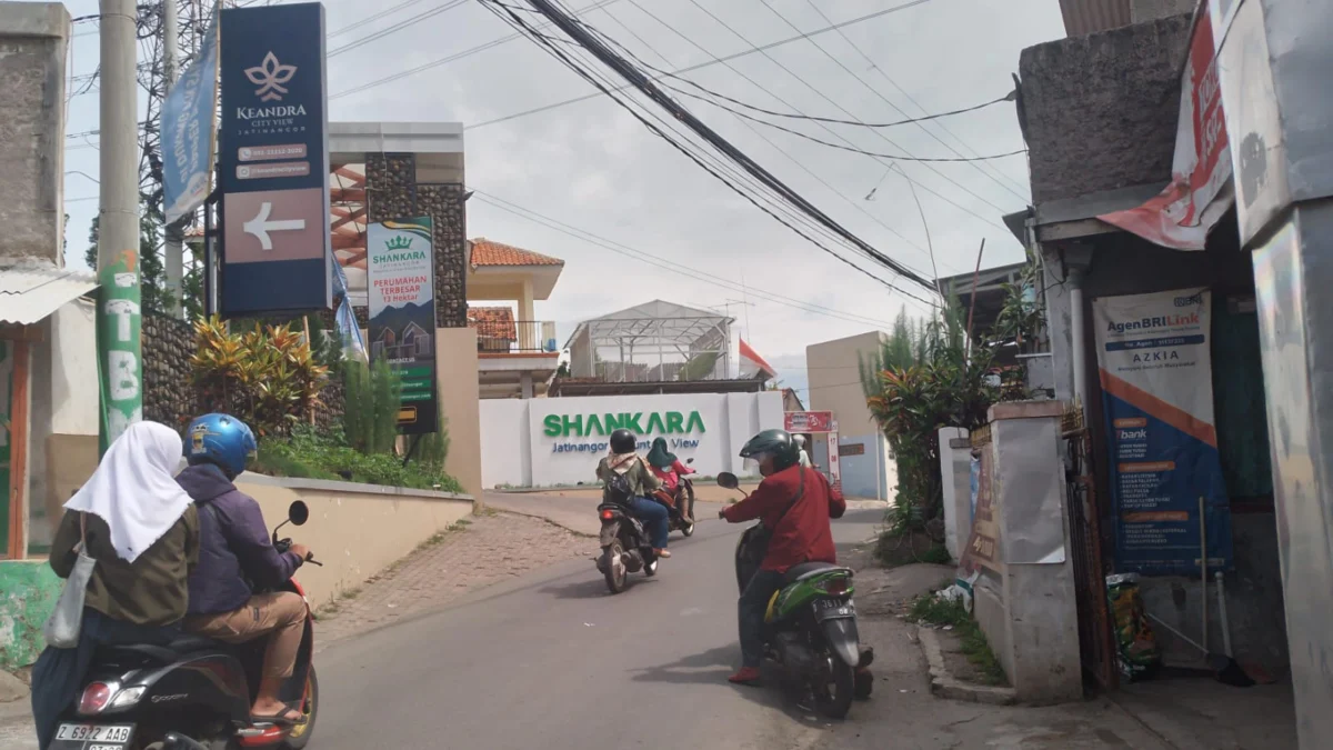 Diduga Akibat Limpahan Air dari Perumahan Keandra dan Shankara, Warga Desa Mangunarga Sumedang Terdampak Banjir Gerbang masuk Perumahan Keandra City View Jatinangor dan Shankara Jatinangor Mountain View Residance, yang berlokasi di Desa Cisempur, Kecamatan Jatinangor, Kabupaten Sumedang.