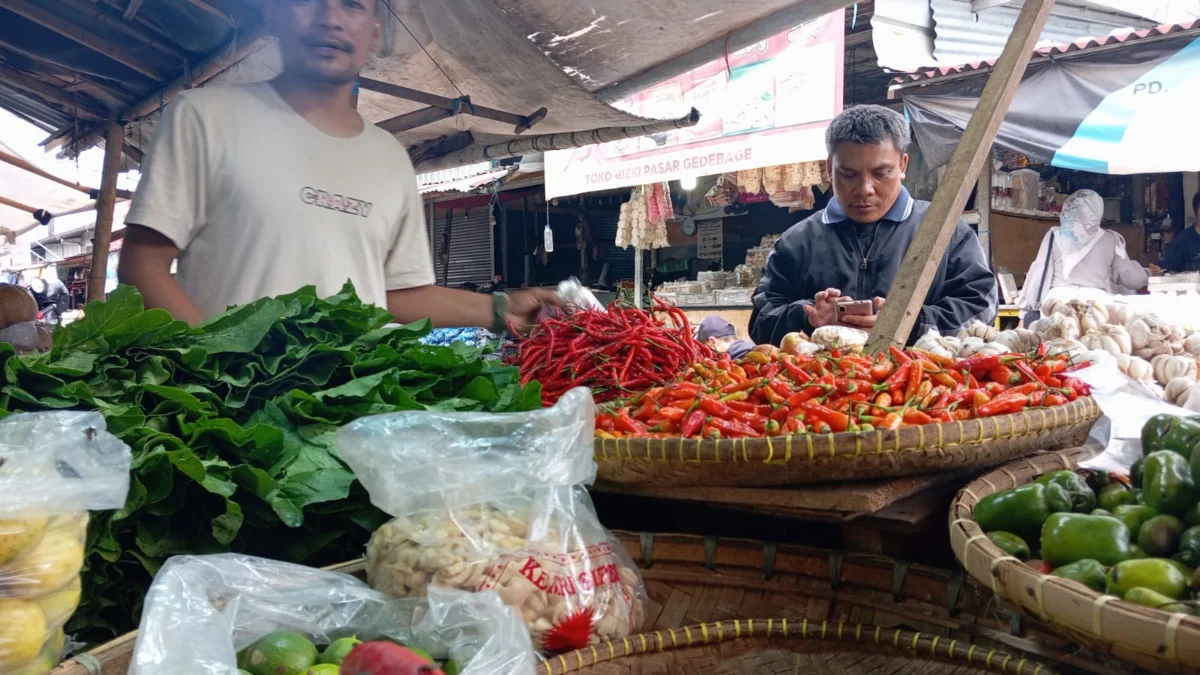 Kota Bandung Surplus Stok Pangan Jelang Nataru, Pemkot Klaim Harga Masih Stabil Seorang pedagang sayuran di Pasar Induk Gedebage, Kota Bandung saat melayani pelanggan, beberapa waktu lalu. (Nizar/Jabar Ekspres)