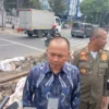 Penjabat (Pj) Wali Kota Bandung, A. Koswara Hanafi saat meninjau sejumlah lokasi proyek galian di Kota Bandung, pada Jumat (13/12). (Nizar/Jabar Ekspres)