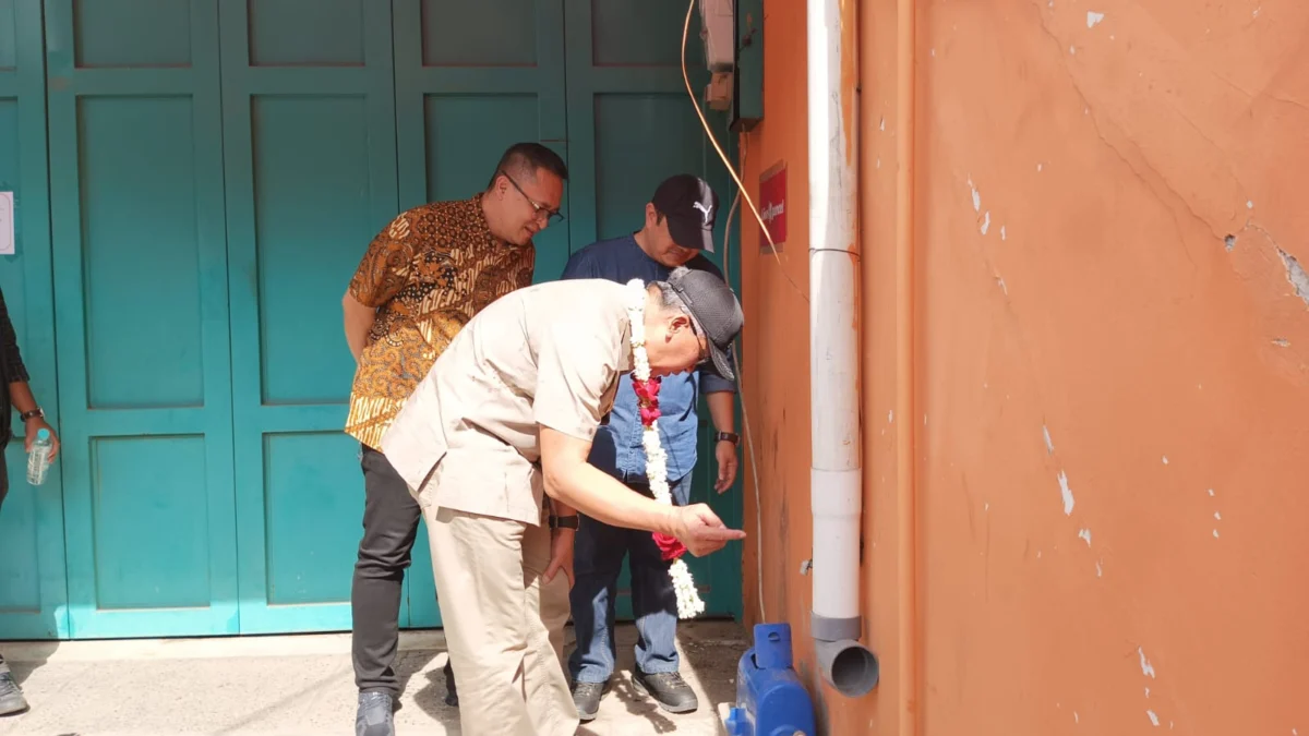 Pj Wali Kota Cimahi, Dicky Saromi didampingi Kepala DPKP Kota Cimahi, Endang saat Cek Sambungan air Bersih di RW 13 Kelurahan Cibeureum, Cimahi Selatan. (Mong / Jabar Ekspres)