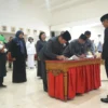Pj Wali Kota Bogor, Hery Antasari saat melantik 19 pejabat di lingkungan Pemkot Bogor, Jumat (13/12). (Yudha Prananda / Jabar Ekspres)