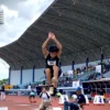 Muhammad Isra Tizani curi perhatian di cabang olahraga atletik lompat jauh, di kejuaraan Pertamina SAC Indonesia West Java Qualifiers, Jumat (13/12). (Sadam Husen / JE)