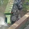 Truk fuso tanpa muatan terjun bebas usai menabrak pembatas jembatan Guha Monyet di Jalan Raya Purwakarta-Padalarang. Jumat (13/12). Dok tangkapan layar video warga