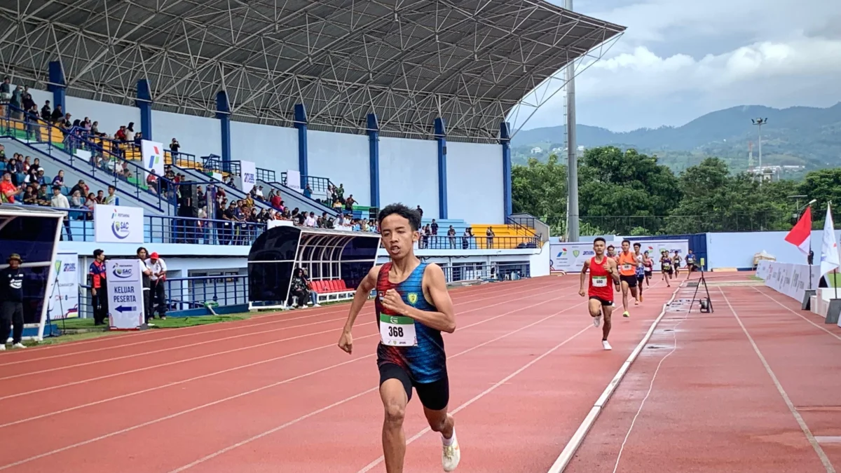 Konsistensi jadi Kunci, Nashat Sabet Gelar Kampiun Middle 1000m Putra Pelari asal SMAN 1 Cisaru, Nashat Abdul Holik Zaenudin berhasil jadi kampiun Middle 1000m putra SMA, di gelaran Pertamina SAC Indonesia 2024-2025 West Java Qualifiers, Minggu (15/12), di SOR Arcamanik, Kota Bandung. (Sadam / JE)