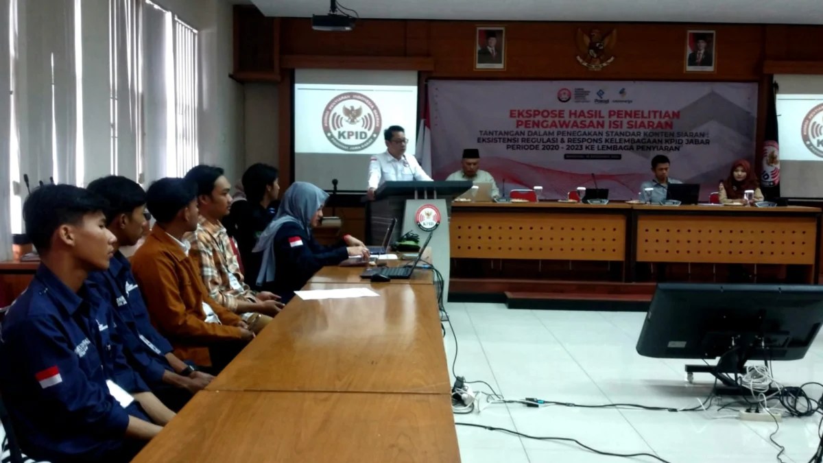 Pelanggaran Penyiaran 2024 di Jabar Naik, Konten Dewasa Jadi Perhatian Ketua KPID Jawa Barat Adiyana Slamet menjabarkan data penelitiaan konten penyiaran di Jabar, Senin (16/12).