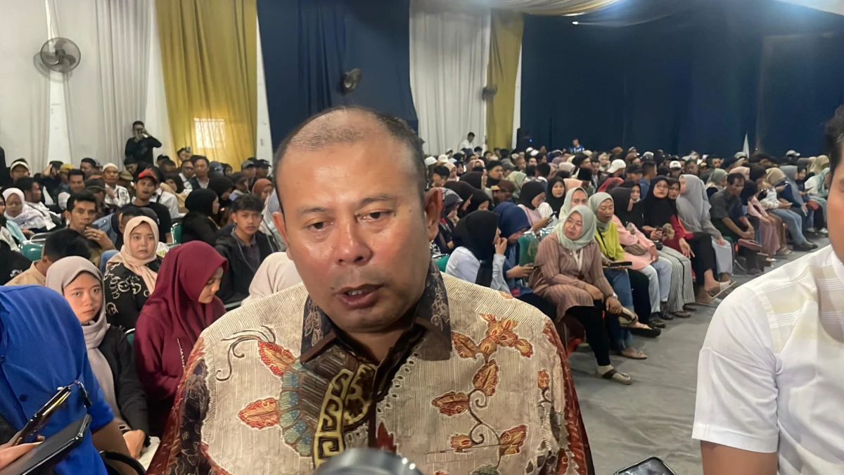 Wakil Ketua DPR RI Apresiasi Deklarasi Forum Merah Putih, Minta Masyarakat Kabupaten Bandung Siap Perangi Judol Wakil ketua Dewan Perwakilan Rakyat (DPR) RI bidang Kesejahteraan Rakyat (Korkesra), Cucun Ahmad Syamsurijal menyampaikan rasa keprihatinannya atas maraknya judi online (judol) yang menyasar masyarakat di Solokan Jeruk, Kabupaten Bandung. (Agi / Jabar Ekspres)