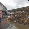 Dok. Tumpukan sampah di kawasan komersil Pasar Caringin Bandung. Selasa (17/12). Foto. Nizar Jabar Ekspres.