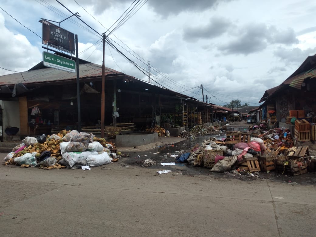 Bungkamnya Perumda Pasar dan Lepas Tangan Pemkot Bandung Soal Masalah Sampah di Pasar Gedebage Gunungan sampah di Pasar Gedebage, Kota Bandung.(son)