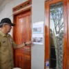 Pj Wali Kota Cimahi, Dicky Saromi saat Meninjau Sejumlah Rumah Program Rutilahu Pemkot Cimahi di RW 009 Kelurahan Baros (MONG)