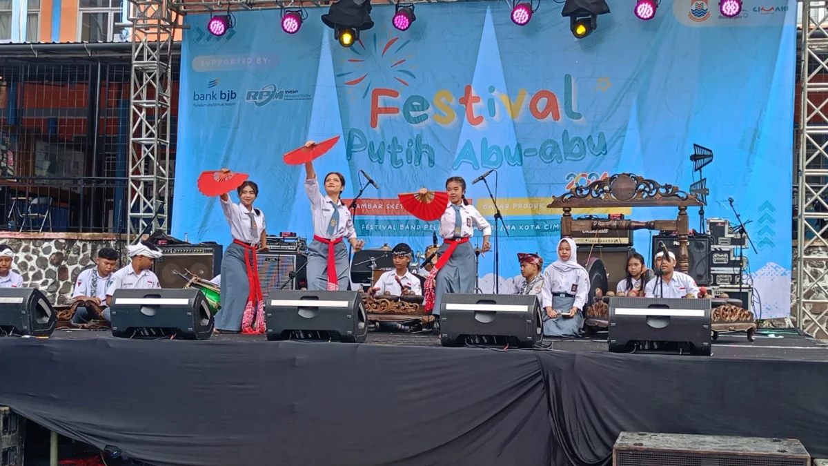 Tingkatkan Kreativitas Animasi dan Ekonomi Kreatif Siswa SMKN 2 Cimahi Melalui Festival Putih Abu-Abu Sejumlah Peserta SMKN 2 Cimahi dalam Festival Putih Abu-Abu saat Menampilkan Unjuk Kabisa (mong)