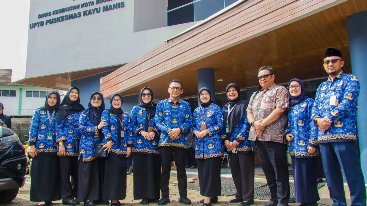 Pj Wali kota Bogor, Hery Antasari bersama jajaran usai meresmikan pembangunan UPTD Puskesmas Kayu Manis, Selasa (17/12). (Yudha Prananda / Jabar Ekspres)