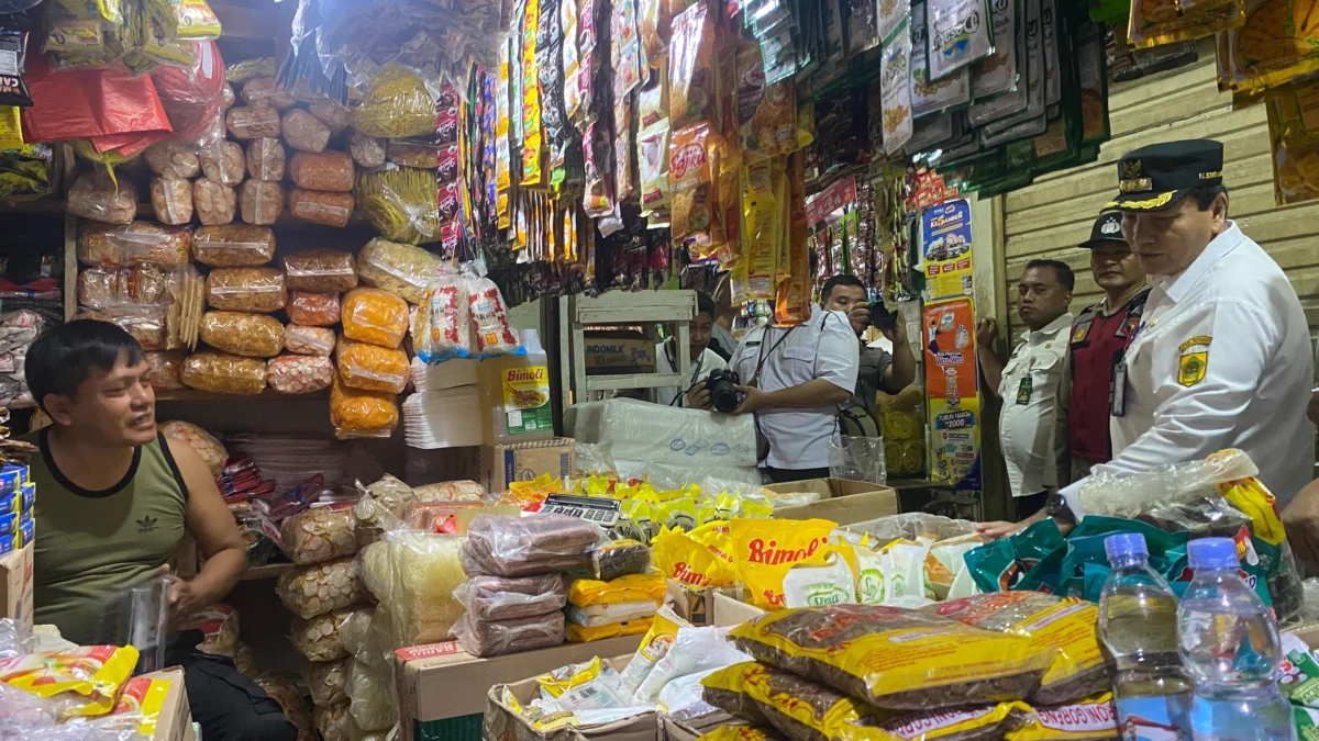 Jelang Nataru, Pj Bupati Bogor Pantau Harga Pangan di Pasar Cigombong PJ Bupati Bogor Bachril Bakri saat meninjau Pasar Cigombong. Foto : Muhamad Firdaus Rinaldi / Radar Jabar