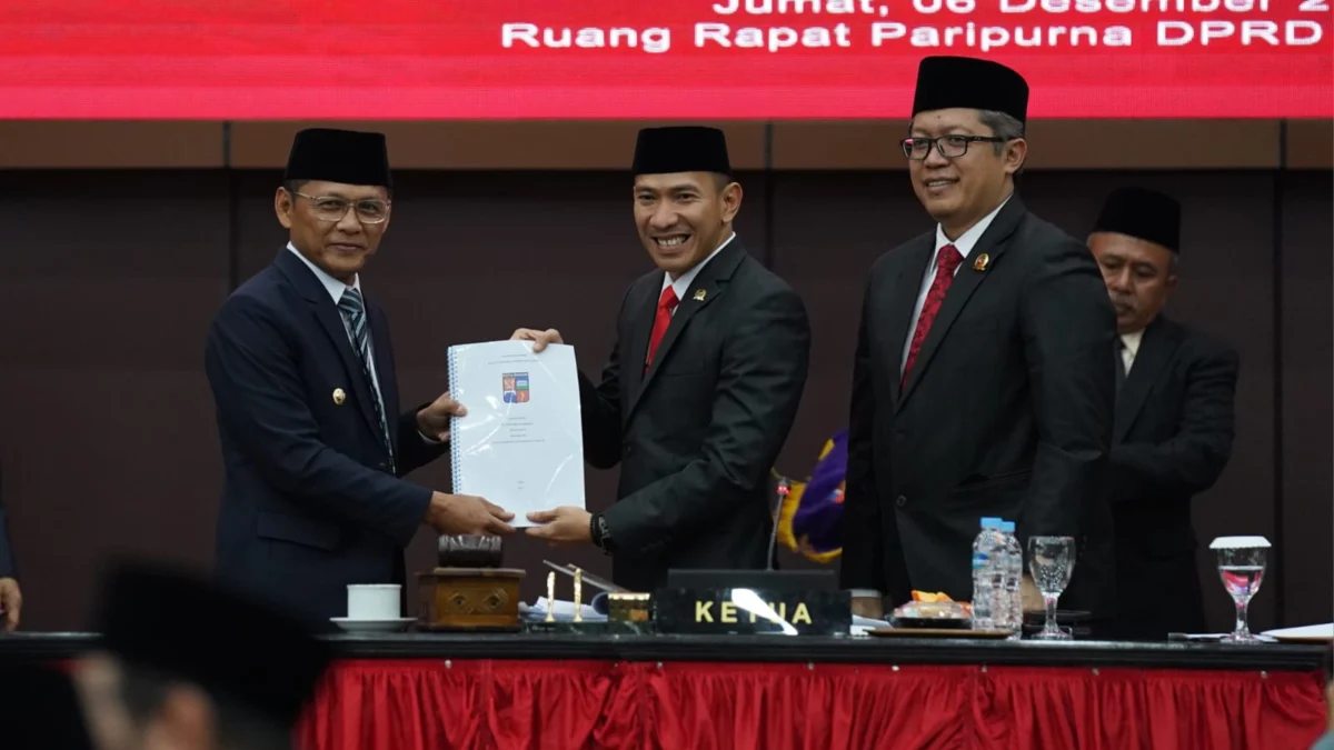 Jalankan Fungsi Legislasi, DPRD Kota Bogor Tetapkan Pembahasan 3 Raperda Baru Pimpinan DPRD Kota Bogor bersama Pj Wali Kota Bogor. (Dok. Humpro DPRD Kota Bogor)