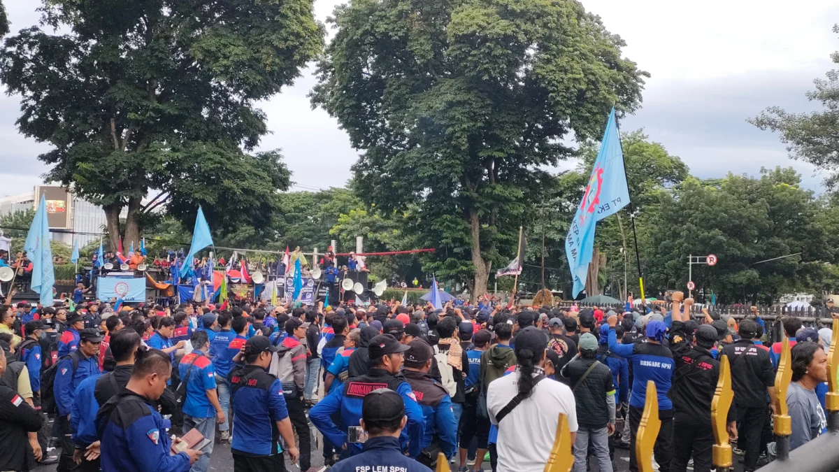 Kecewa dengan Penetapan UMSK 2025, Buruh di Jabar Ancam Lakukan Hal Ini! Dok. Buruh di Jabar saat lakukan aksi di depan gedung sate Bandung. Foto Nugraha.