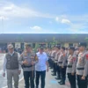 Polres Cimahi Gelar Operasi Lilin Lodaya 2024, Libatkan 800 Personel Gabungan untuk Pengamanan Nataru Pj Wali Kota Cimahi, Dicky Saromi beserta Kapolres Cimahi, AKBP Tri Suhartanto dan Pj Bupati Kabupaten Bandung Barat, Ade Zakir saat Meninjau Personel Persiapan Pengamanan Nataru. (Mong / Jabar Ekspres)