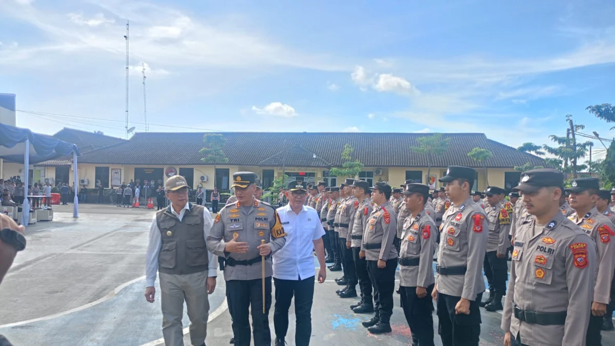Polres Cimahi Gelar Operasi Lilin Lodaya 2024, Libatkan 800 Personel Gabungan untuk Pengamanan Nataru Pj Wali Kota Cimahi, Dicky Saromi beserta Kapolres Cimahi, AKBP Tri Suhartanto dan Pj Bupati Kabupaten Bandung Barat, Ade Zakir saat Meninjau Personel Persiapan Pengamanan Nataru. (Mong / Jabar Ekspres)