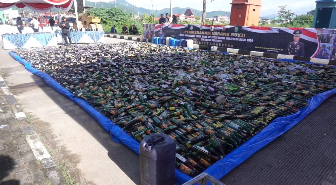 Polresta Bandung Musnahkan 11.500 Botol Miras, 15.000 Obat Keras hingga 900 Knalpot Brong dalam Operasi Pekat Kepolisian Resor Kota (Polresta) Bandung melakukan pemusnahan barang bukti hasil operasi pekat yang telah berlangsung selama tiga bulan terakhir. (Agi / Jabar Ekspres)