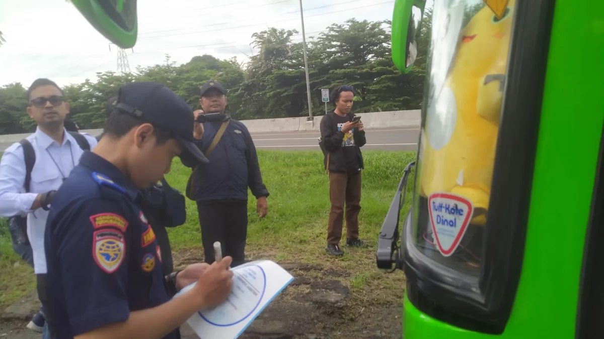 Kemenhub Periksa Kelayakan Bus Menuju Puncak Bogor, Plt Kepala BPTJ: Layak Jalan Petugas saat melakukan pengecekan kelayakan kendaraan di rest area KM 45 Tol Jagorawi. Foto : Muhamad Firdaus / Radar Jabar