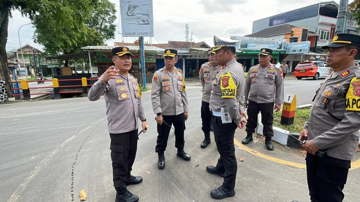 Jelang Natal dan Tahun Baru 2025: Lonjakan Kendaraan di Kabupaten Bandung Diprediksi Meningkat Hari Ini Kapolresta Bandung Kombes Pol Kusworo Wibowo saat melakukan pengecekan pos pengamanan Natal dan Tahun Baru 2025 di Simpang Sadu, Soreang, Kabupaten Bandung. Foto Agi