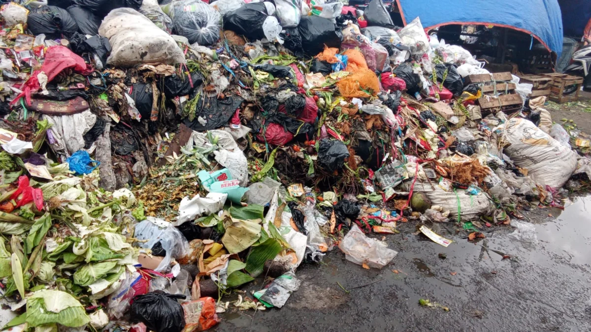 Krisis Sampah di Pasar Antri Cimahi, Pengunjung dan Pedagang Terusik Bau Tak Sedap Krisis Sampah di Pasar Antri Kota Cimahi Dikeluhkan Pedagang dan Pengunjung Pasar (mong