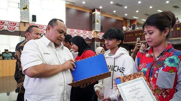 Ilustrasi: Pemkot bersama DPRD Kota Bogor secara simbolis membagikan ijazah kepada pelajar yang menerima bantuan penebusan ijazah. (Foto: Diskominfo Kota Bogor)