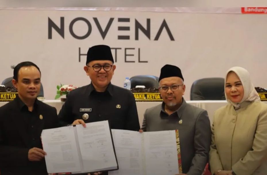 Ungkap Persoalan Open Bidding, Sejumlah Fraksi Partai Desak Komisi 1 DPRD KBB Bentuk Pansus Pj Bupati Bandung Barat, Ade Zakir bersama pimpinan ketua DPRD KBB Muhammad Mahdi saat menghadiri rapat paripurna pada September 2024. Dok humas DPRD KBB