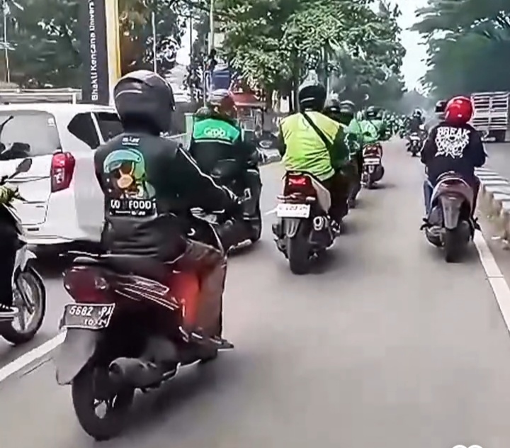 Lagi! Bentrok Opang vs Ojol di Cimekar Bandung, Begini Penjelasan Polisi Sejumlah ojol menuju Stasiun Cimekar, Kabupaten Bandung.