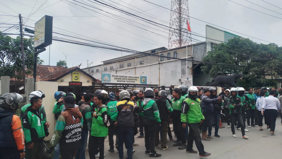 Wakil Ketua Opang Stasiun Cimekar Sebut Tak Ada Gesekan dengan Ojol, Terduga Pelaku Masih Samar? Sejumlah massa pengendara Ojol berkumpul di Polsek Cileunyi, menuntut usut tuntas kasus kekerasan yang menimpa rekan ojek online beserta penumpangnya. (Yanuar/Jabar Ekspres)